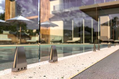 Por confiabilidad, por elegancia y por su estética imbatible la combinación de cristal y acero gana cada vez más adeptos a la hora de pensar en el cerramiento de piscinas.