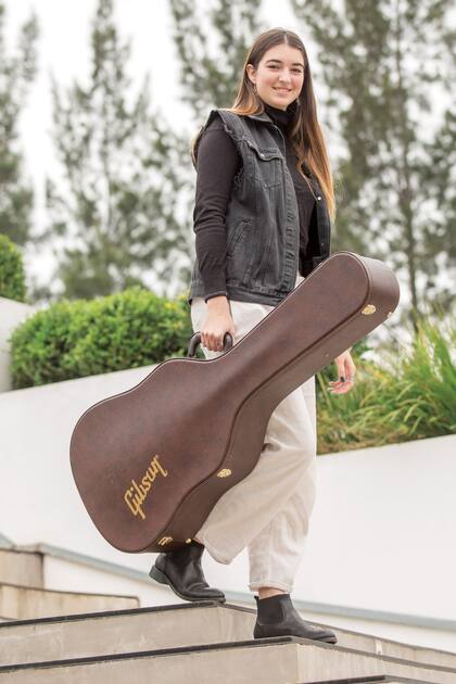 Por consejo de su mamá, Margarita aprendió a tocar la guitarra (sus padres lo hacían en su juventud). Primero tomó clases, y luego continuó de forma autodidacta.