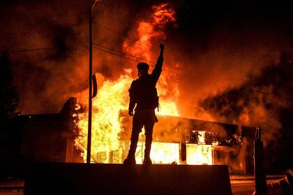 Por cuarta noche consecutiva, y pese al toque de queda, hubo protestas en Minneapolis