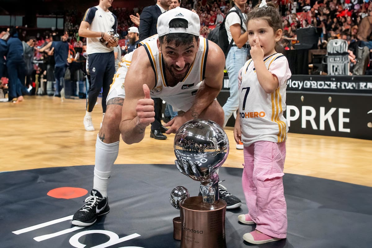 Por cuarta vez Facundo Campazzo conquistó la liga de España por Real Madrid, y lo festejó en el Palacio de los Deportes de Murcia con su hija Sara, de 4 años.