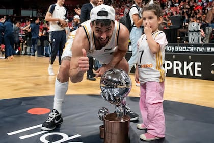 Por cuarta vez Facundo Campazzo conquistó la liga de España por Real Madrid, y lo festejó en el Palacio de los Deportes de Murcia con su hija Sara, de 4 años.