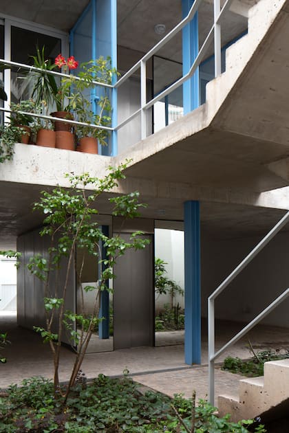 Por dentro, el edificio es más convencional, con una estructura de hormigón, mampostería, y en la parte trasera, en las zonas de escaleras y balcones, se utilizó más hierro pintado, que sí necesita más mantenimiento, pero que también ofrece mayor flexibilidad en esos espacios interiores