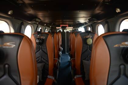 Por dentro, uno de los aviones que conectan Buenos Aires y Punta del Este