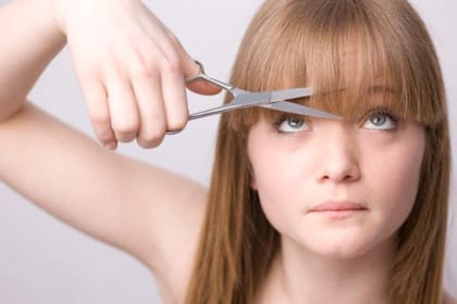 Por el aburrimiento que genera el aislamiento y ante la imposibilidad de ir a la peluquería, muchos están eligiendo cortarse el pelo en casa.