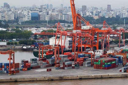 Por el alto costo argentino, el Gobierno quiere regular las tarifas en los puertos