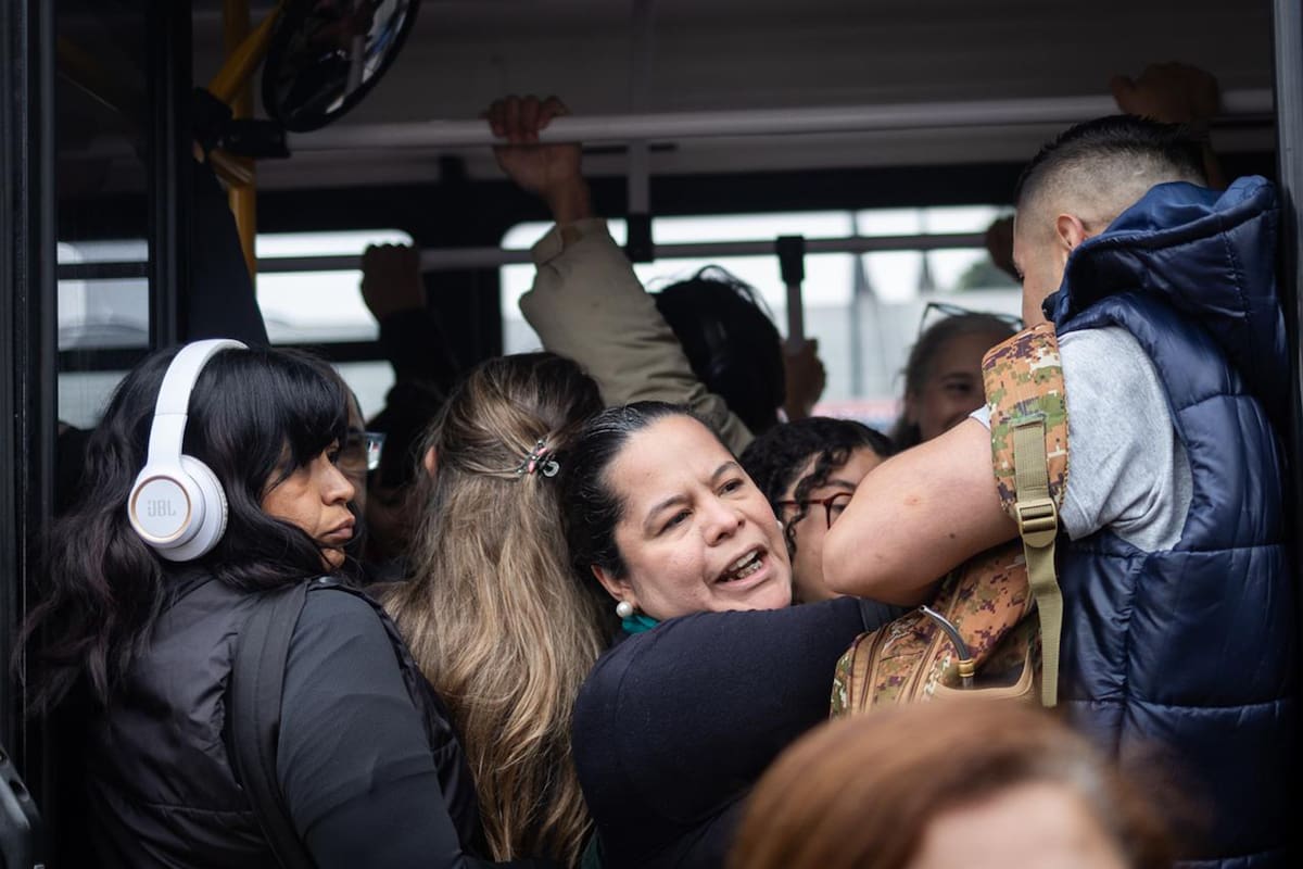 Por el aumento de combustible hay menos frecuencia de colectivos, largas colas y mucho tiempo de espera para llegar a destino
