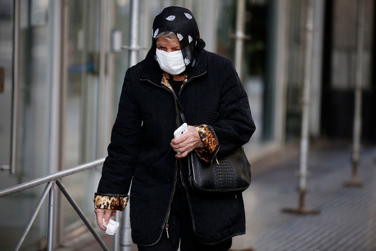 Por el avance del coronavirus, desde el lunes, los adultos mayores de la ciudad deberán tramitar un permiso especial para circular por la vía pública si no realizan actividades exceptuadas