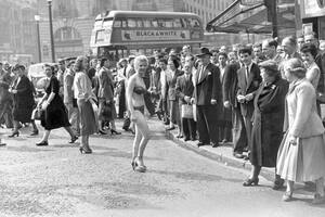 Por el calor Margaret Lewis viajó al trabajo vestida únicamente con bikini y tacos altos, el 18 de abril de 1952.