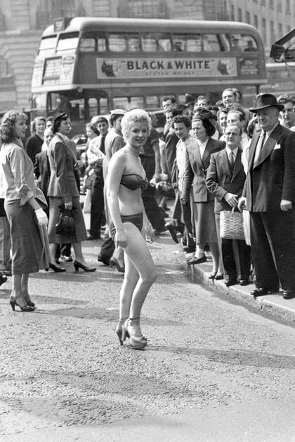 Por el calor Margaret Lewis viajó al trabajo vestida únicamente con bikini y tacos altos, el 18 de abril de 1952.