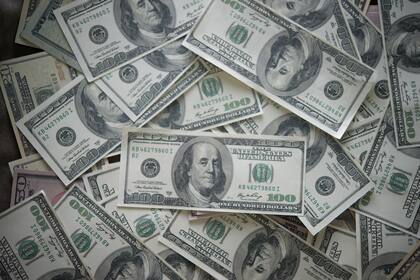 Por el cepo, los argentinos buscan otras formas de dolarizarse