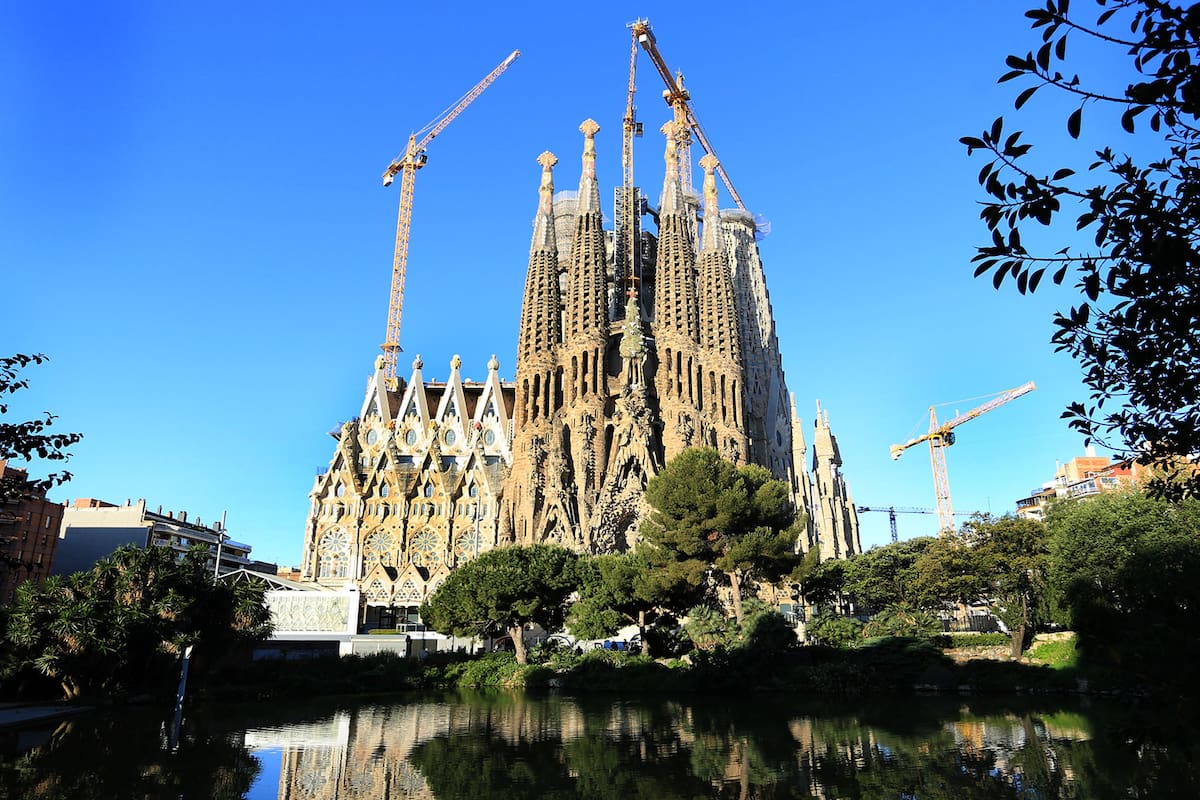 Por el coronavirus, la obra se detuvo en la famosa basílica de Barcelona: con la caída de visitantes la recaudación se redujo de cien millones a 17 millones este año; si bien no podrá estar terminada para 2026, la próxima meta es una gran torre, para 2021