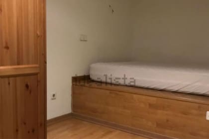 Por el diseño original, la cama cuenta con un sistema de camarote desplegable para añadir otro colchón