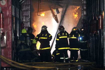 Por el incendio de Iron Mountain murieron diez personas, entre uniformados de la Policía Federal Argentina (PFA), bomberos voluntarios y agentes de Defensa Civil