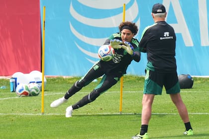 Por el momento, Guillermo Ochoa solo entrena durante el Mundial, mientras Javier Aguirre lo sigue de cerca: aunque no lo confirmó y pidió que se evitara el tema, podría darle minutos ante República Checa, este miércoles.