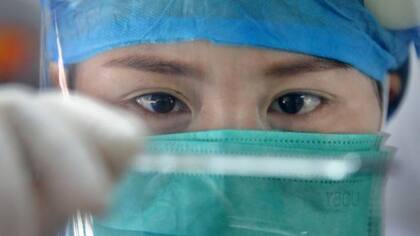 Por el momento, no existe una vacuna que pueda proteger a las personas contra este coronavirus Fuente: BBC/Getty Images