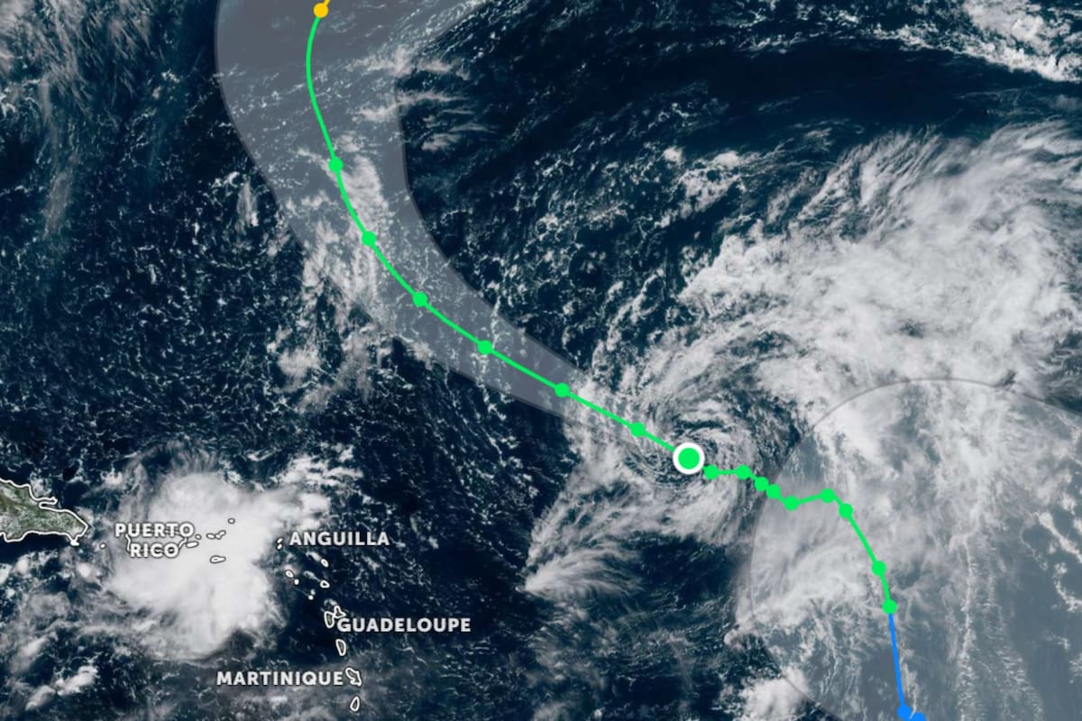 Por el momento, se encuentra a menos de 850 millas al este de las Islas de Sotavento del norte y se mueve hacia el oeste-noroeste a 15 mph