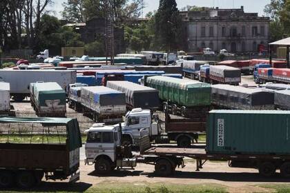 Por el paro, decenas de camiones se atascaron frente a los puertos al no poder cargar