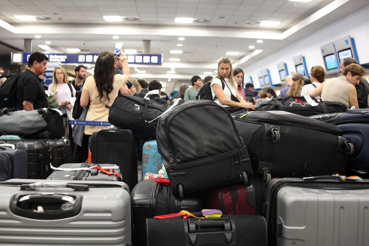 Por el paro sorpresivo, se acumula el equipaje en el hall de Aeroparque