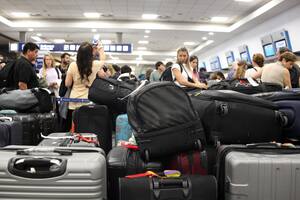 Por el paro sorpresivo, se acumula el equipaje en el hall de Aeroparque