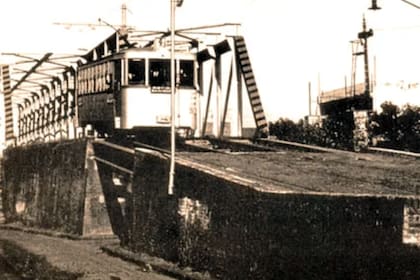 Por el Puente Ciudad de La Paz pasaba antiguamente el tranvía; está hecho de acero remachado al estilo inglés