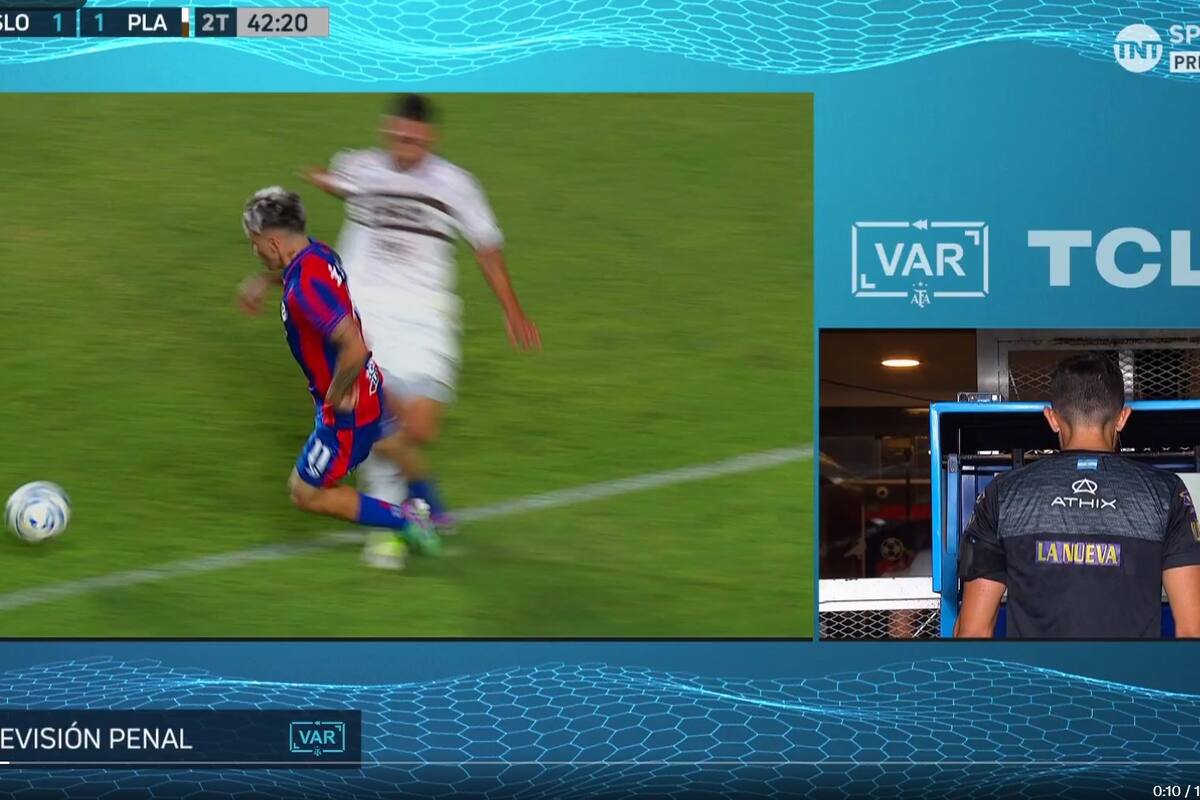 Por esta jugada y el análisis del VAR, el partido estuvo demorado 7 minutos: al final, el árbitro Arasa terminó confirmando el penal: resolvieron que la falta de Salomón a Reali fue adentro del área