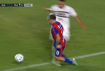 Por esta jugada y el análisis del VAR, el partido estuvo demorado 7 minutos: al final, el árbitro Arasa terminó confirmando el penal: resolvieron que la falta de Salomón a Reali fue adentro del área
