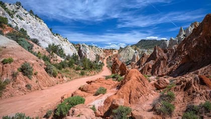 Por este camino, los viajeros pueden adentrarse a través de estrechos cañones, arcos de piedra natural y paisajes rocosos interminables.