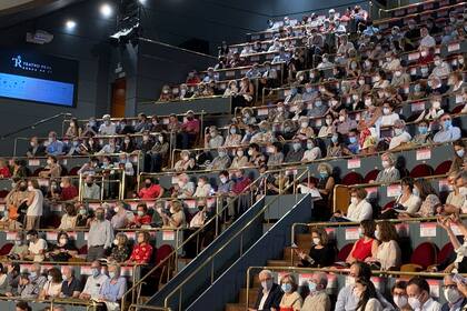 Por falta de distanciamiento el público hizo que se cancelara una ópera en el Teatro Real. En las plateas altas no se efectivizaron las medidas de distanciamiento social preventivo.