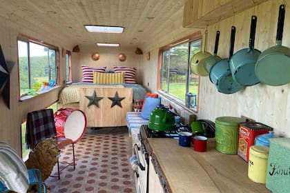 Por fuera dejaron la estética del vagón original, por dentro lo revistieron completamente en madera