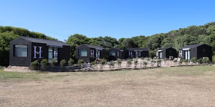 Por fuera, las seis suites lucen fachadas oscuras y se encuentran rodeadas por la forestación autóctona