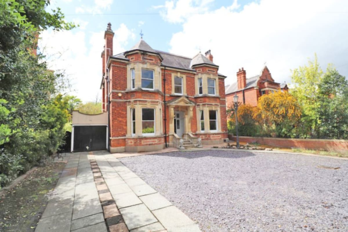 Por fuera, un inmueble a la venta en Reino Unido parece tradicional, pero en su interior se oculta un atractivo inesperado