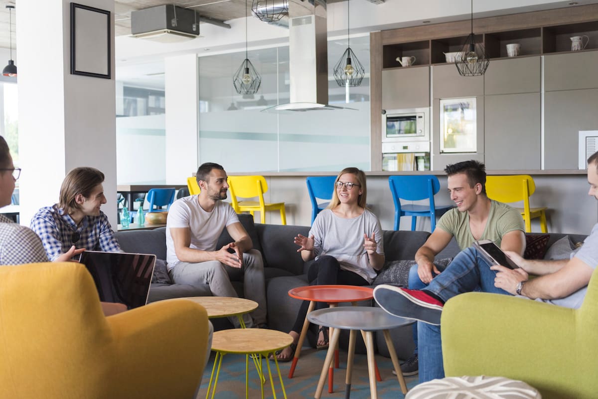 Por fusiones y adquisiciones, porque hay estructuras más horizontales o por las crisis, el liderazgo se da más por los conocimientos