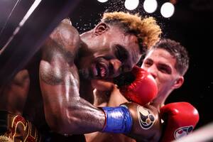 Por golpes como éste Brian Castaño y la prensa de su país creen que debió ganar el argentino contra Jermell Charlo en San Antonio.