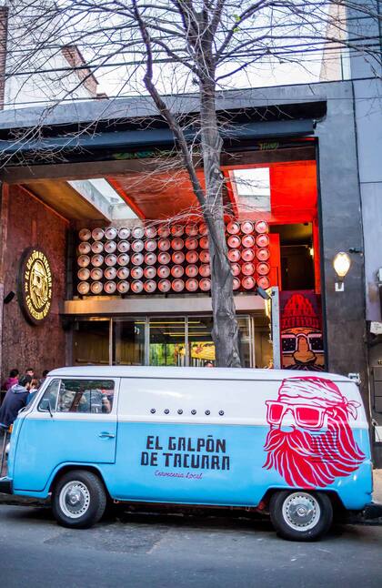 Por iniciativa de un cliente artista, conocido como Tekaz propuso expresarse en las paredes del local