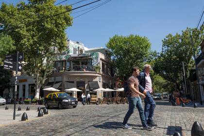 Por la afluencia de un público con alto poder adquisitivo, los locales comerciales de las zonas sortean los embates de la situación económica