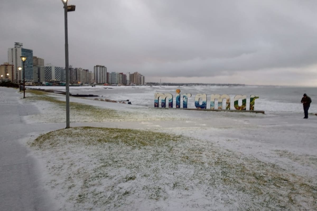 Por la bajas temperaturas nevó en Miramar