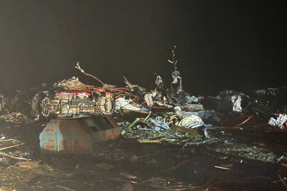 Por la calle yacen escombros, automóviles que volcaron y pedazos de propiedades como efectos de los tornados en Estados Unidos