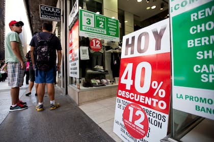 Por la crisis los comerciantes no logran vender la ropa ni en época de liquidación