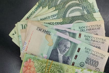 Por la dificultad para acceder al dólar blue, crece la compra de guaraníes en Misiones.