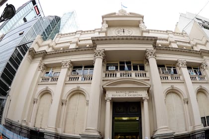 Por la emisión de bonos para salir del default, el Banco Central suma mañana US$ 7200 millones a sus reservas