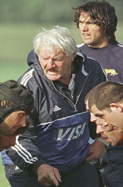 El trabajo del neozelandés Wyllie, el primer entrenador extranjero de los Pumas; atrás, Agustín Pichot.