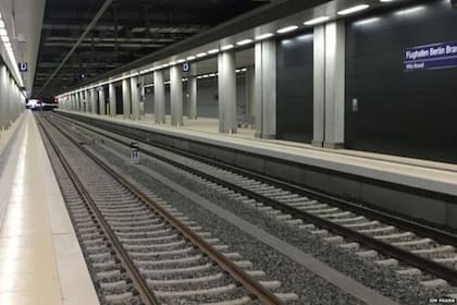 Por la estación, solamente transita cada día un "tren fantasma" para mantener el aire en movimiento