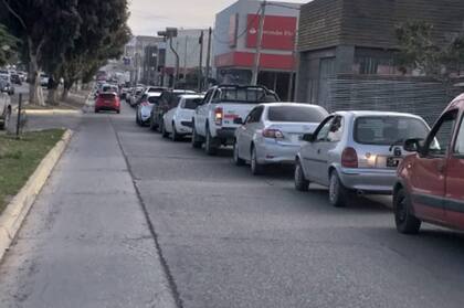 Por la falta de combustibles, hay largas colas para cargar nafta