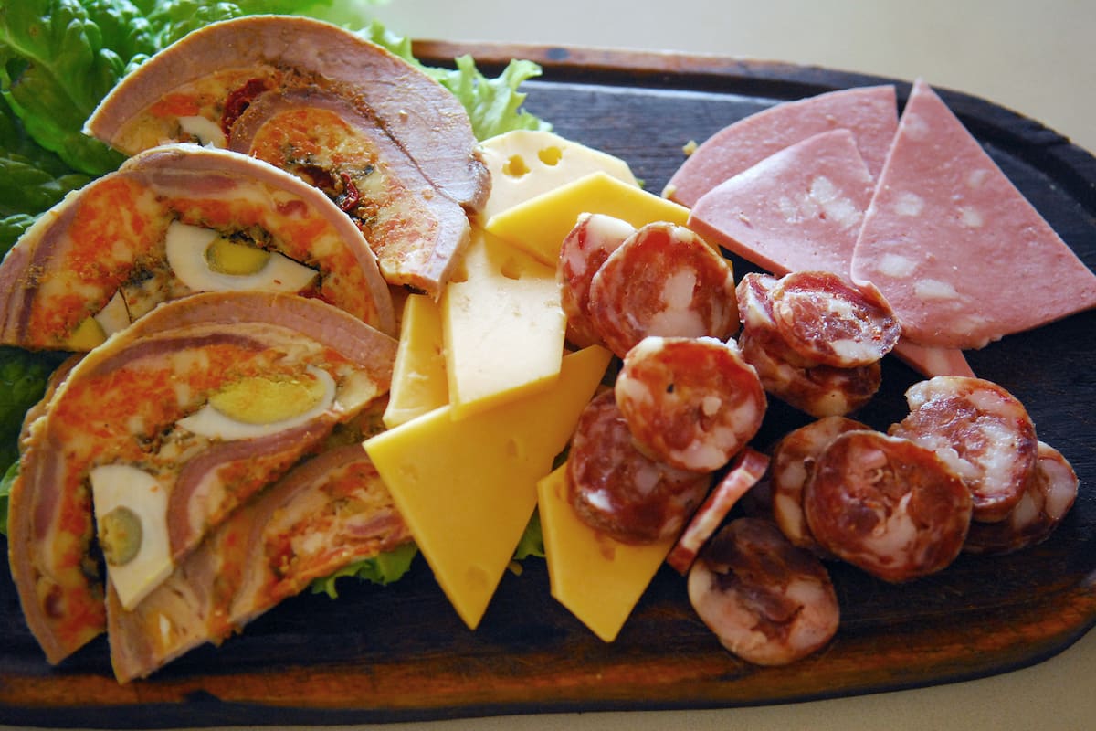 Por la falta de dólares para importar insumos, está en riesgo la producción de chacinados