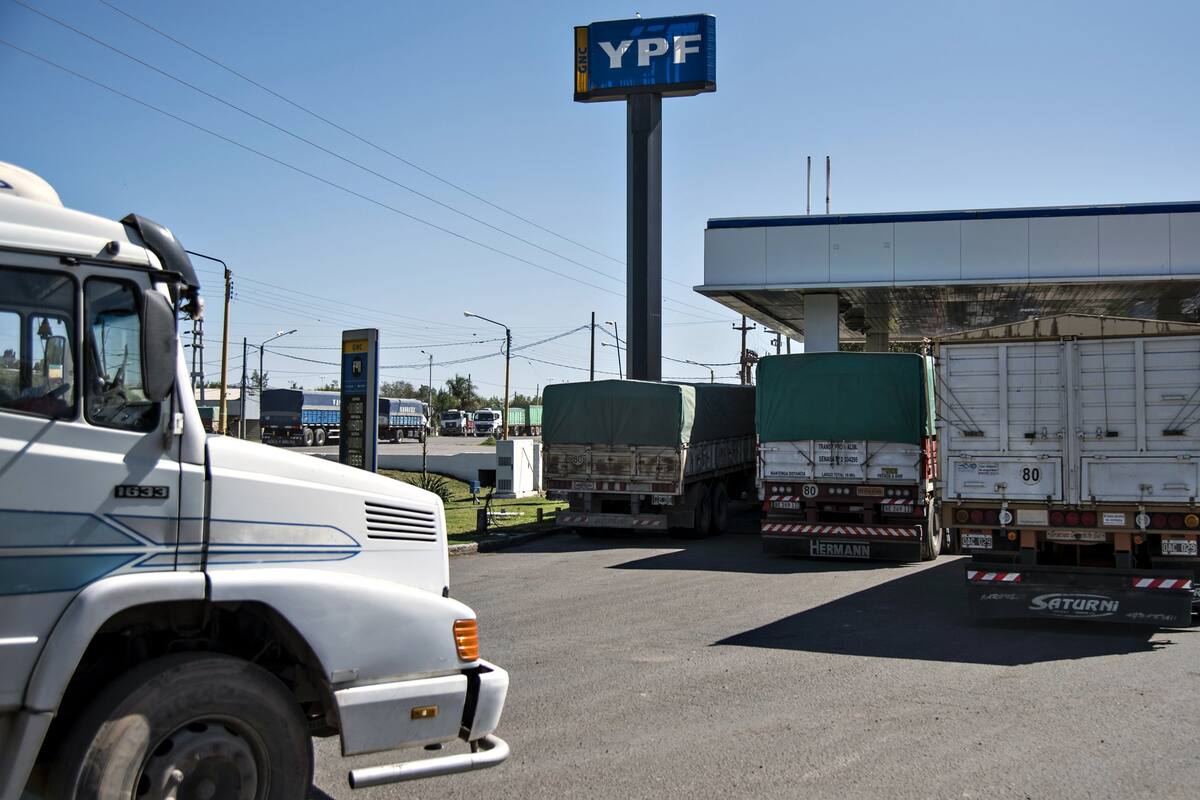 Por la faltante de gasoil en la zona de San Lorenzo y Pto. San Martin algunas estaciones de servicio permanecen cerradas y otras fraccionan el combustible vendiendo solamente 100 litros por camion, lo que origina problemas con los transportes de cereal que tienen que llegar hasta los diferentes puertos de la region.