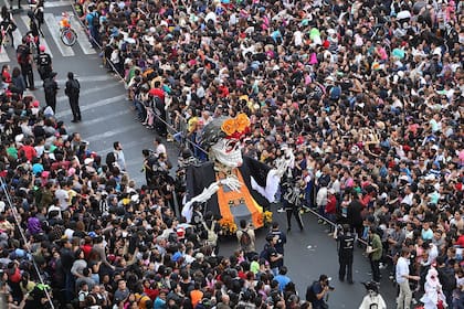 Por la gran cantidad de asistentes, las personas suelen llegar horas antes al evento para ver el desfile lo más cerca posible (Wikimedia Commons/Gobierno CDMX)