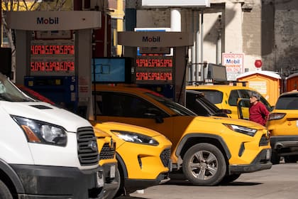 Por la guerra en Medio Oriente, el precio de la nafta se alteró en todo el mundo