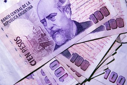 Por la inflación, cada día se pueden comprar menos cosas con el billete de 100 pesos