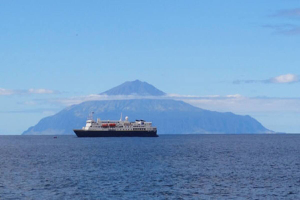 Por la isla pasan nueve barcos al año. Dos son cruceros que provienen de nuestro país. Actualmente, debido a la pandemia ninguna embarcación puede acercarse a menos de 98 kilómetros de la costa.