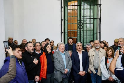 Por la lluvia, trasladaron el acto que iba a ser en la Plaza de Mayo a la galería del Cabildo